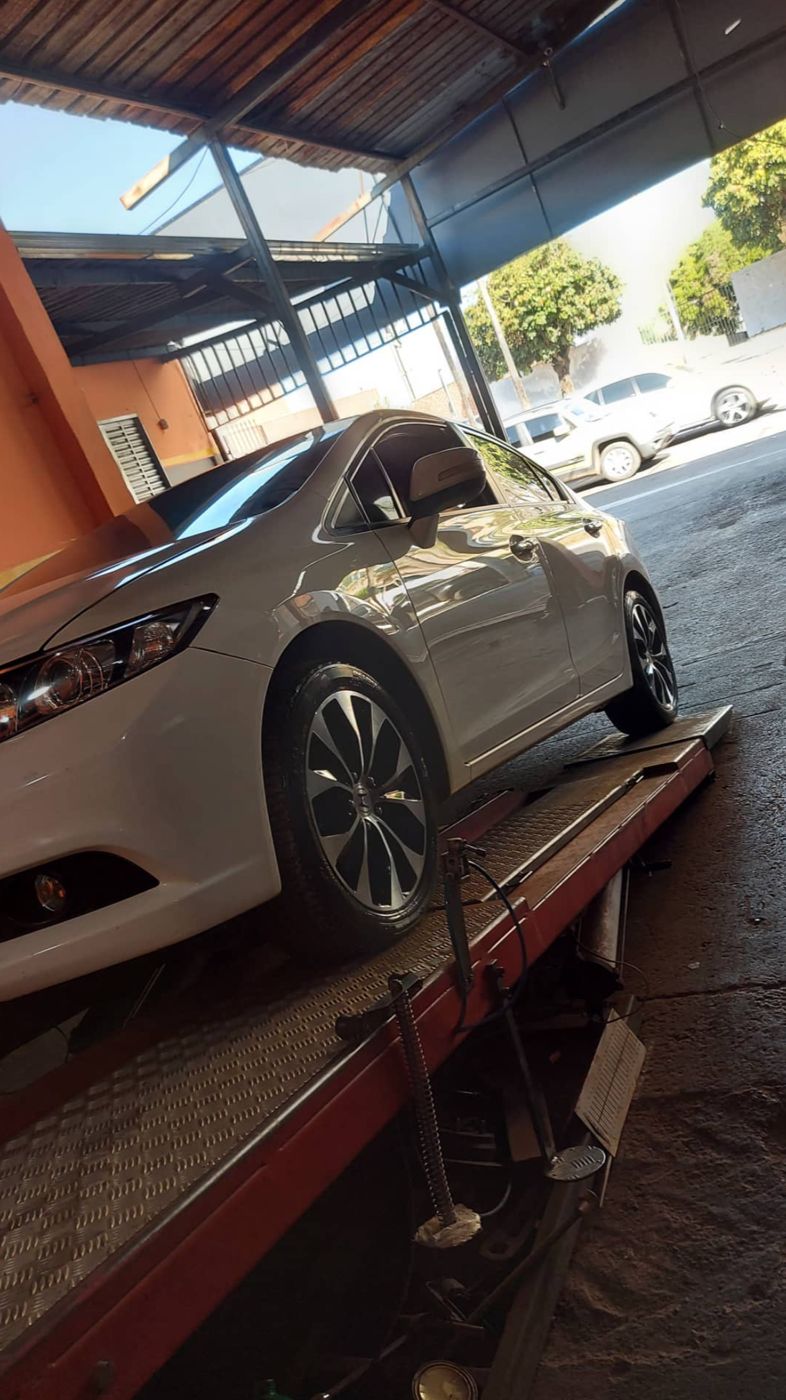 Carro no elevador da oficina