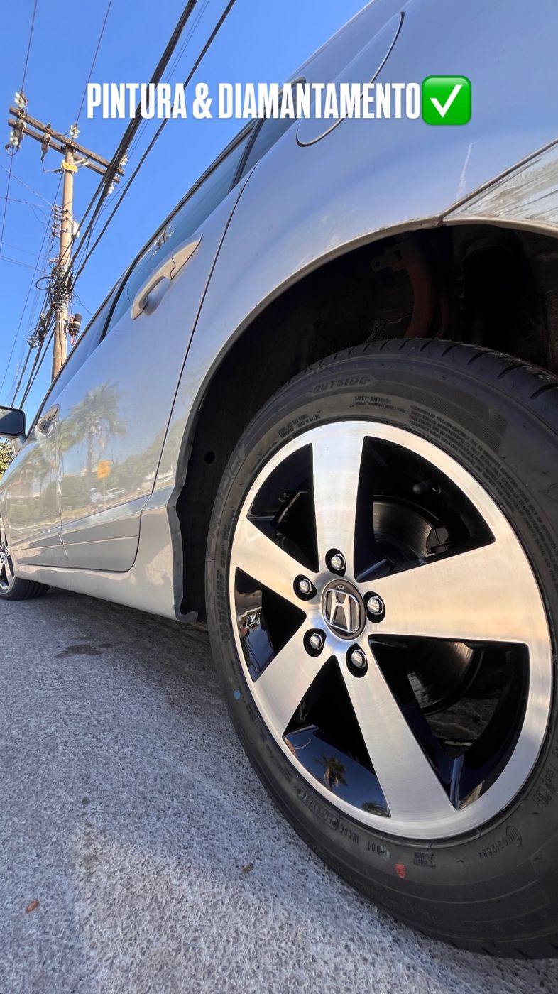 Honda Civic prata com roda diamantada