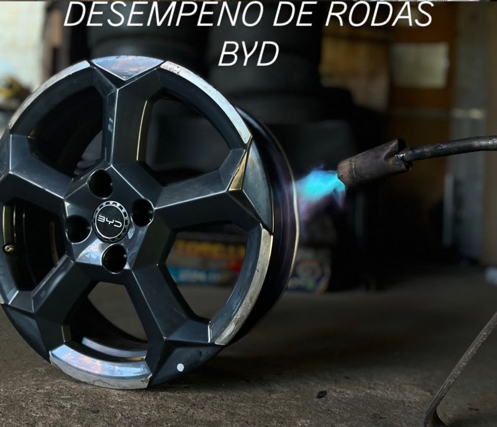 Roda de BYD sendo aquecida com maçarico para o desempeno