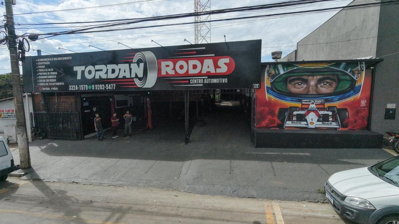 Fachada da Tordan Rodas, centro automotivo, com a equipe na entrada